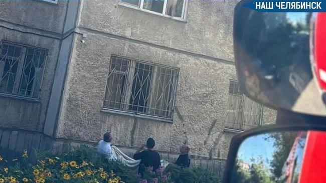 🏠 Спасли малышку, стоявшую на окне