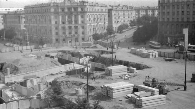 Строительство переходов, площадь революции 1976г. Давно там были?