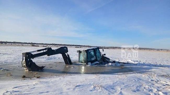 🚜 Три трактора ушли под лед на озере в Магнитогорске
