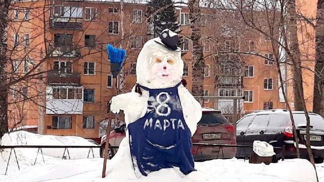 Праздничное настроение Южного Урала ⛅ Снеговик в одном из дворов Златоуста ☃
