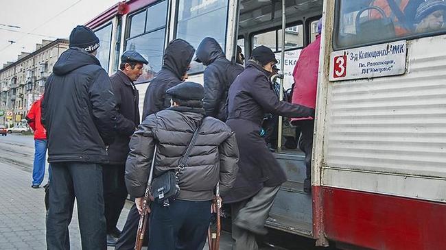 В тесноте, да не в обиде: челябинские трамваи начали садить пассажиров по новым правилам