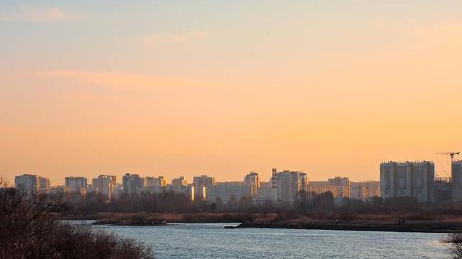 Хотя официально в Челябинске и весна, вечера в городе все же по-летнему теплые...