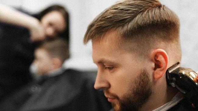 Власти Челябинской области пока не планируют возобновлять работу парикмахерских и салонов красоты