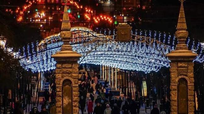 Спокойной ночи, Челябинск 😴 А вы уже гуляли по новогодней Кировке? 🙋‍♀️ 