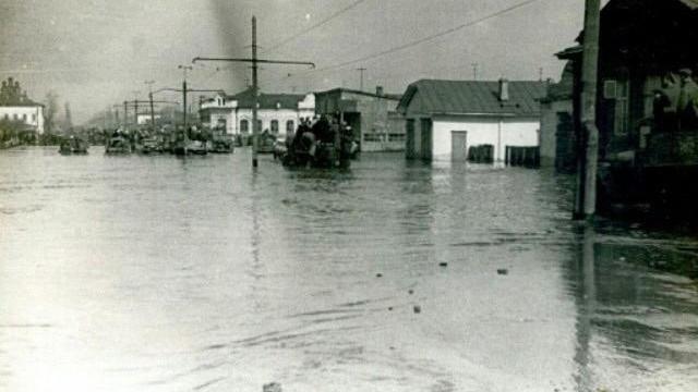 🗓 1947 год 🗓 Наводнение в Челябинске.❓Как думаете, на какой улице было снято это фото? 
