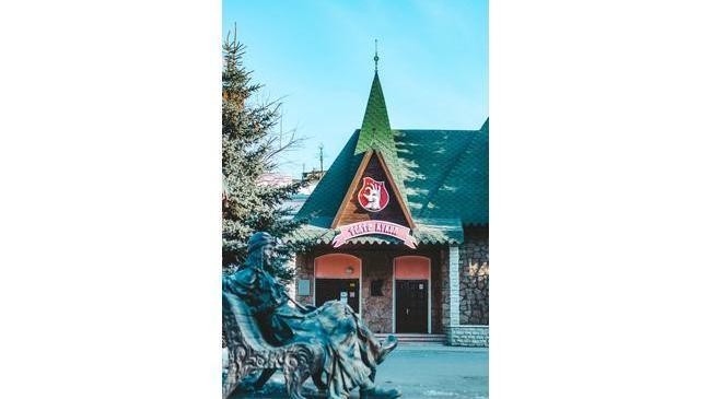 ⭐ Одинокая Яга у театра кукол. Даже сфотографироваться не с кем 😁