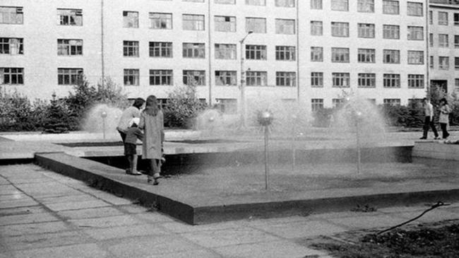 Фонтаны у ЮУрГУ, на заднем плане здание по адресу пр. Ленина 83, вид со стороны сквера, с улицы Тернопольской. Как думаете, какой год?
