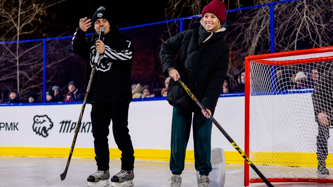 🏒 Актёры сериала «Молодёжка» открыли хоккейную коробку РМК в Челябинске.