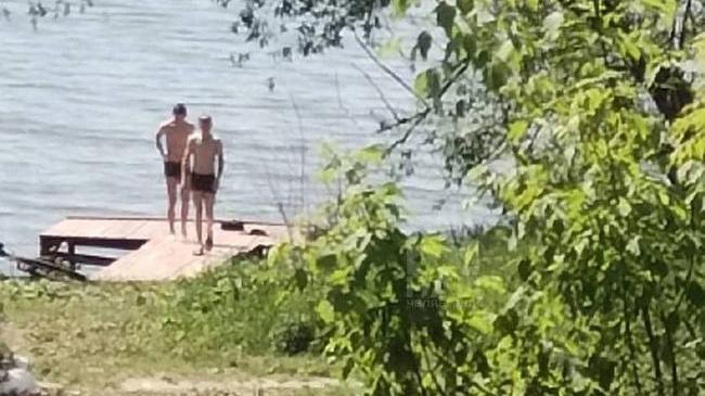 🌊 В Копейске парни уже открыли купальный сезон. 