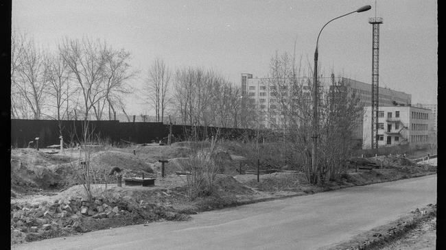 Апрель 1992, сады у больницы скорой помощи