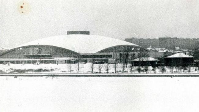 Заснеженная крыша Торгового центра , 1960-тый год. Какие изменения на фото вы заметили? 
