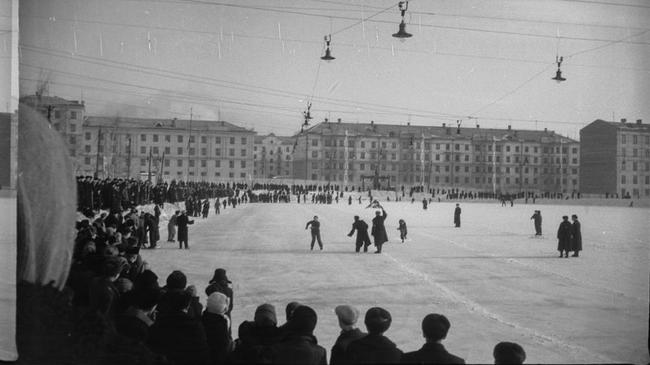 Металлургический район, зимние забавы. Как думаете, какой это год? Кто- нибудь из наших подписчиков помнит такие мероприятия?