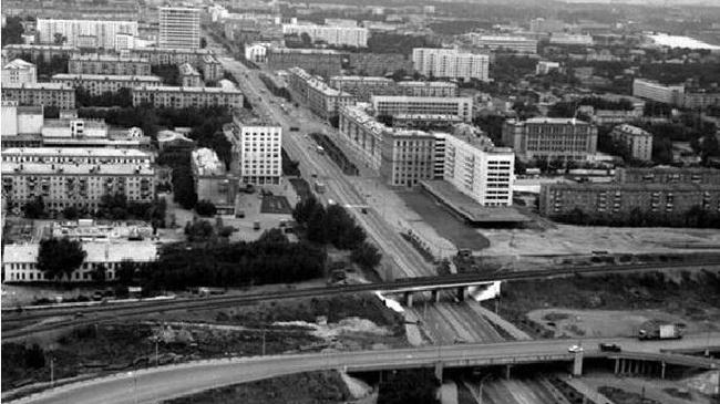 Можно поразглядывать центр города с высоты птичьего полета.  Слева сейчас БД Спиридонов справа Видгоф.