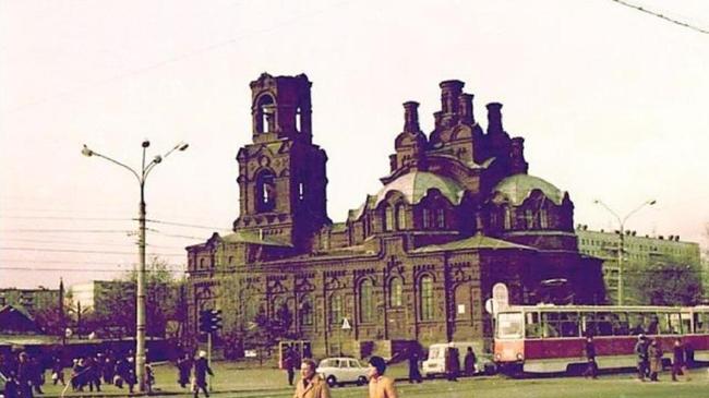 Церковь без куполов на зеленом рынке у цирка. Как думаете, в каком году сделано это фото?