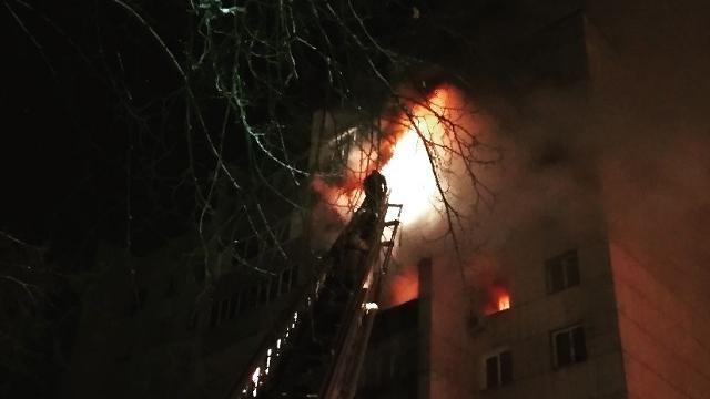 Пожар в челябинской многоэтажке: 20 человек эвакуировано, 2 ребенка доставлены в больницу