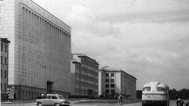 🏢 Слева самое высокое здание проспект Ленина 81. Курчатова еще нет, просто самая настоящая окраина города. Как думаете, какой это год? 