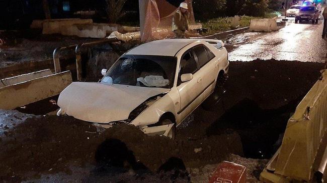 🚗 В Челябинске автомобиль провалился в траншею.
