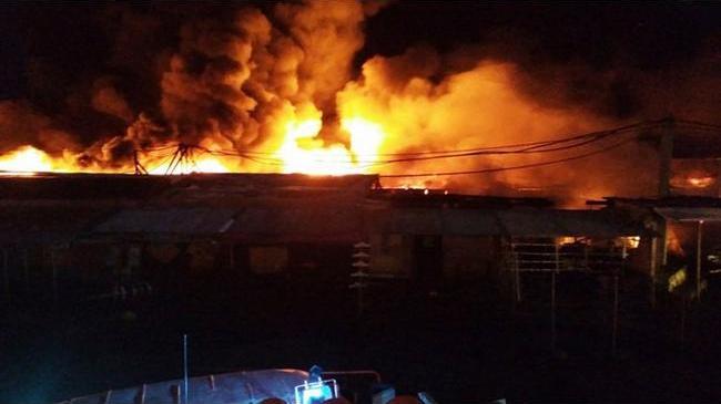 Сильнейший пожар уничтожил павильоны торгового рынка в Магнитогорске 🔥Ущерб, нанесенный пожаром, оценивают в 23 миллиона и больше