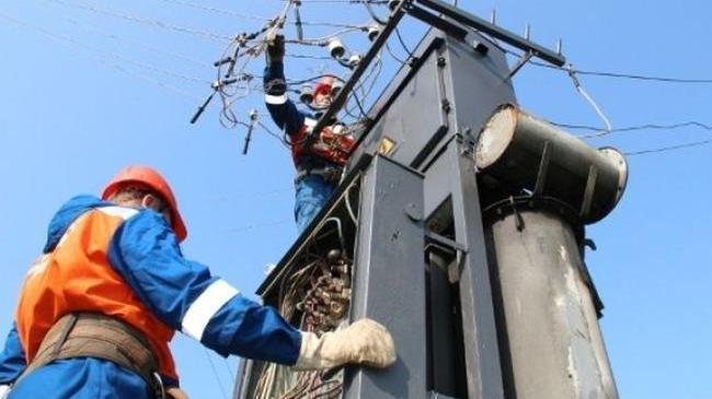 Крупная авария на электросетях оставила без света сотни домов в Челябинске и остановила транспорт