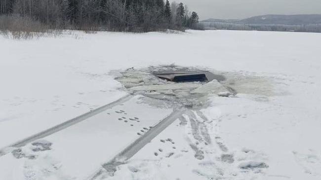 😰 Автомобиль провалился под лёд