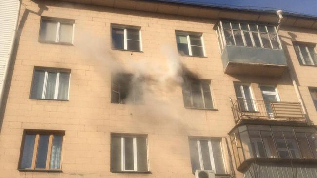 В центре Челябинска в пятиэтажном доме вспыхнула квартира