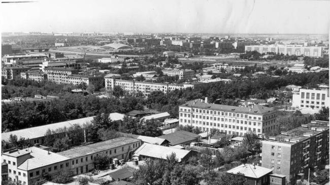 Вид на крыши старого Челябинска, 1975 год. Догадаетесь, откуда снято?