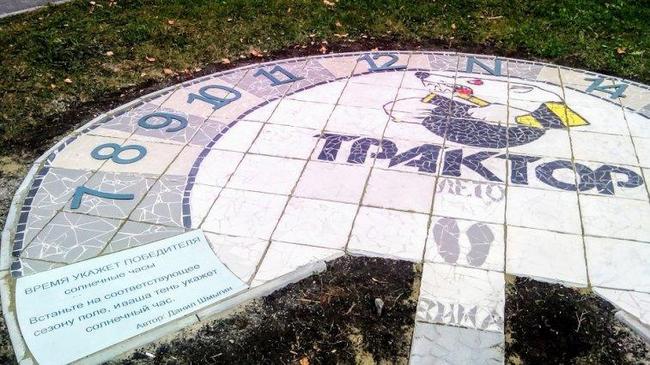 В центре Челябинска появились солнечные часы с эмблемой «Трактора»