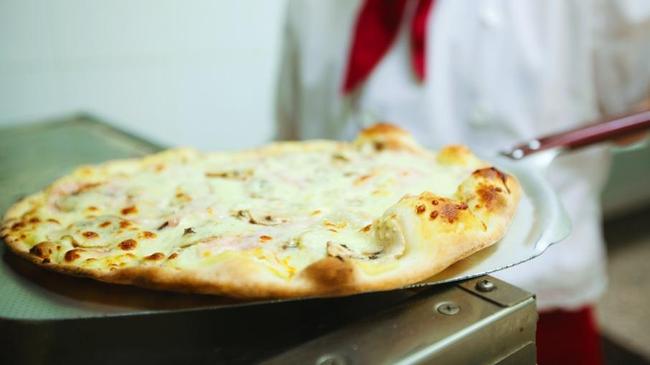 В Челябинске начали продавать пиццу, которая «выводит» радиацию