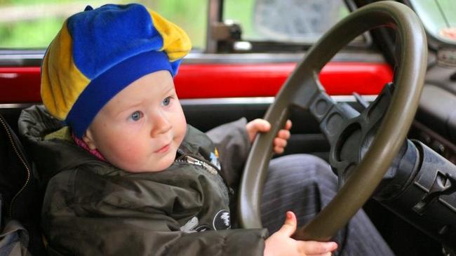 В Челябинске родители больше часа не могли достать ребенка из запертого авто