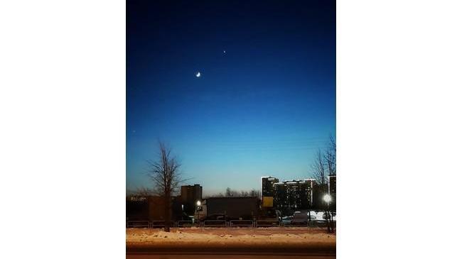 ✨ Тот самый момент, когда в Челябинске можно было увидеть Луну (Полумесяц) и Венеру одновременно! 🌙
