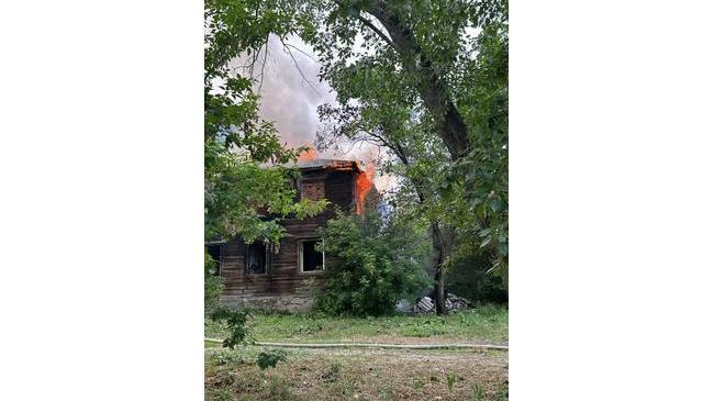 🔥В Челябинске загорелась двухэтажка у кольца на Шершнях