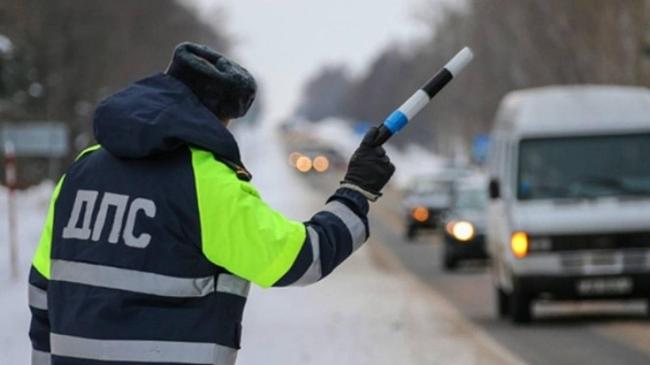 На въездах в Челябинск образовались пробки из-за тщательного досмотра машин