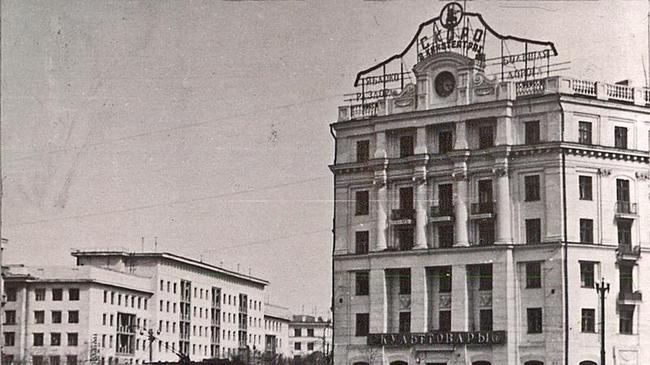 Здание с магазином «Культтовары», он же «Ритм», одиннадцатью годами ранее съёмки на его месте высилась пожарная каланча. 1962 год
