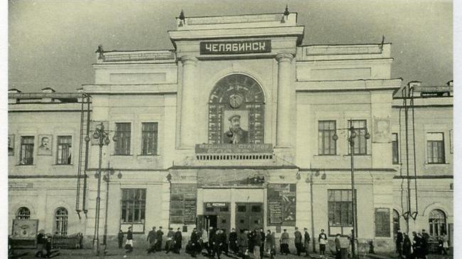 🏛 Челябинский вокзал.❓Как думаете, в каком году сделано фото?