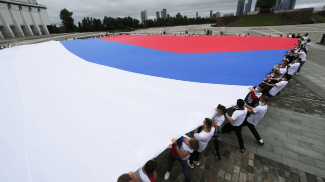 🇷🇺 В Челябинске развернут 30-метровый флаг страны
