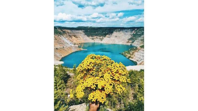 ☺ Смотрите какая красота в районе Верхнего Уфалея - Черемшанский карьер 💛 Всем отличной пятницы и замечательного настроения! 👍🏻