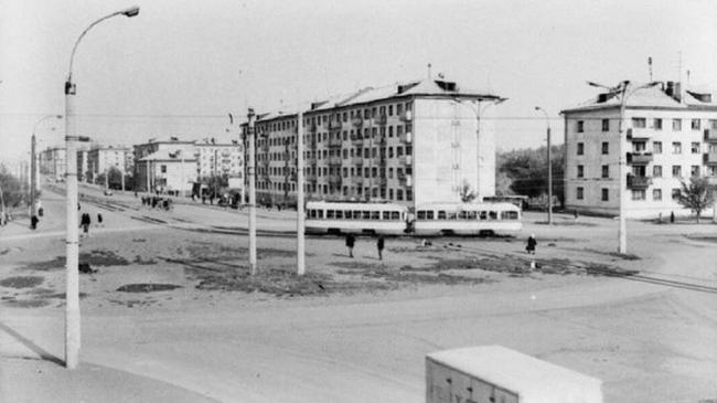 Перекресток Дзержинского и Гагарина. Снято от остановки у Авроры. Как все изменилось!