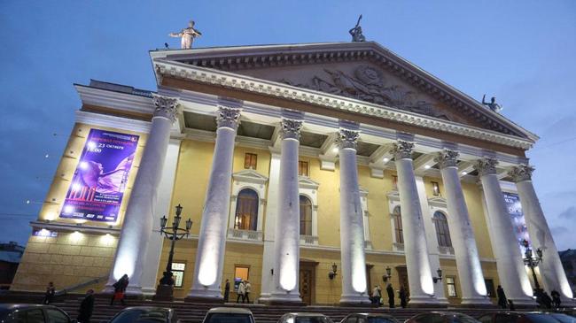 Дубровский потребовал убрать парковки с площади у оперного театра