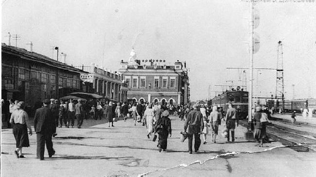 Челябинский вокзал, до постройки современного здания. Как думаете, в каком году было сделано фото?