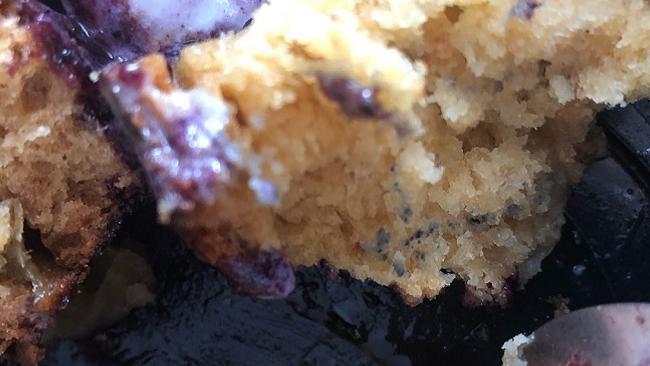 Плесень или крем? Праздничный торт разделил уральцев