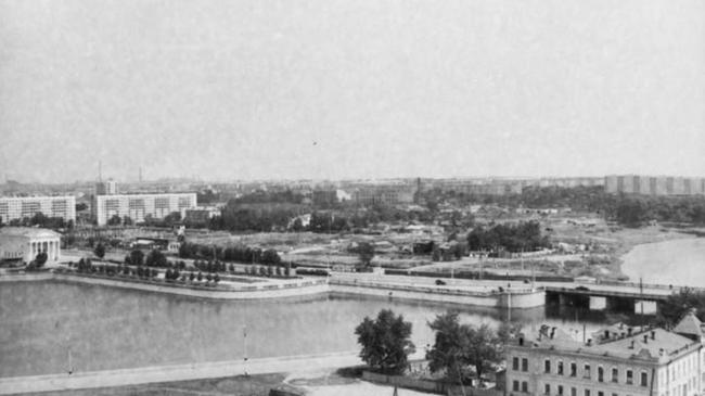 Вид на реку, кинотеатр Родина, площадку, где будет построен цирк, место будущего краеведческого музея. 