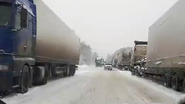 На трассе М-5 закрыли движение для грузового транспорта