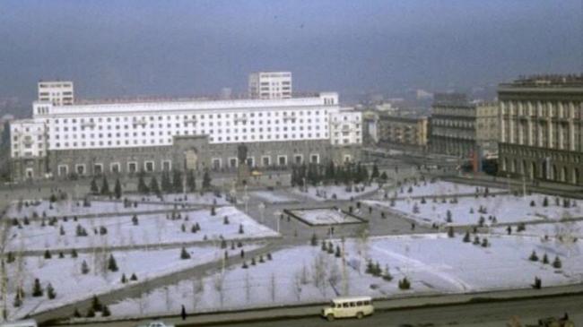 Вид на сквер на площади Революции и улицу Тимирязева. Вот интересно, что там делает каток (внизу справа на фото), зима ведь уже!