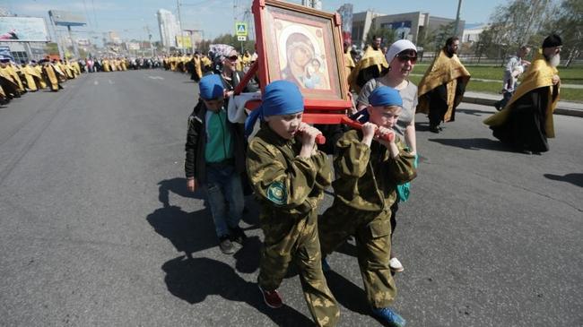 Казаки, скауты и сёстры милосердия прошли по Челябинску, почтив память Кирилла и Мефодия