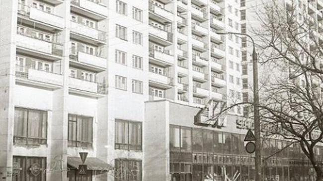Универмаг школьник, фото 80х годов. Интересная деталь: по ул. Сони Кривой стоит знак "Движение запрещено". 