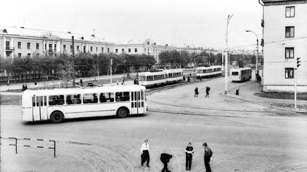 🚎 Троллейбус поворачивает с Новороссийской на Машиностроителей. Мальчишки играют на проезжей части, и это в порядке вещей.