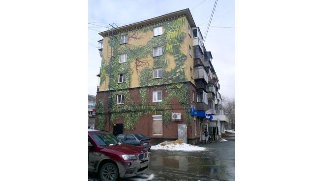 Художники творят чудеса! Жилой дом в тропической зелени! И это в апреле, когда кое-где в Челябинске ещё не весь снег сошёл!