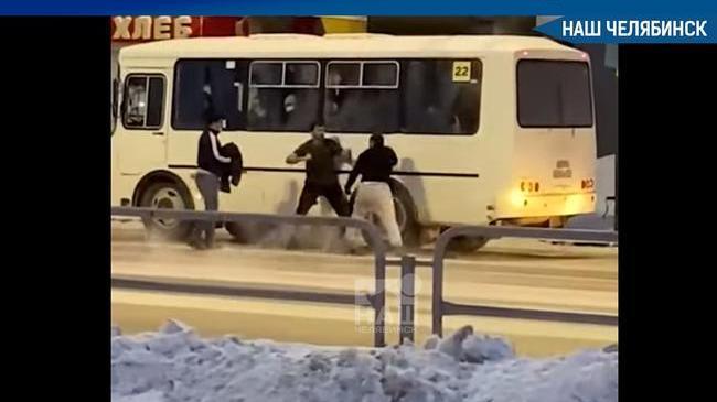 ❗В Челябинске маршрутчики устроили драку прямо на дороге 