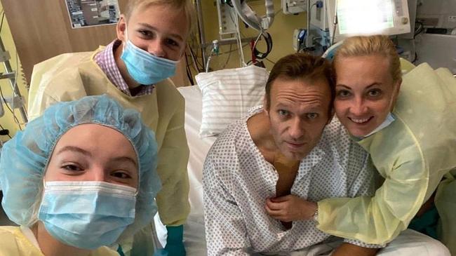 ⚡ Навальный опубликовал свою фотографию после выхода из комы