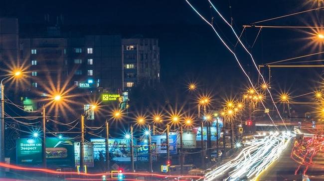 Вечерняя жизнь Челябинска: перекресток Молодогвардейцев и проспект Победы 